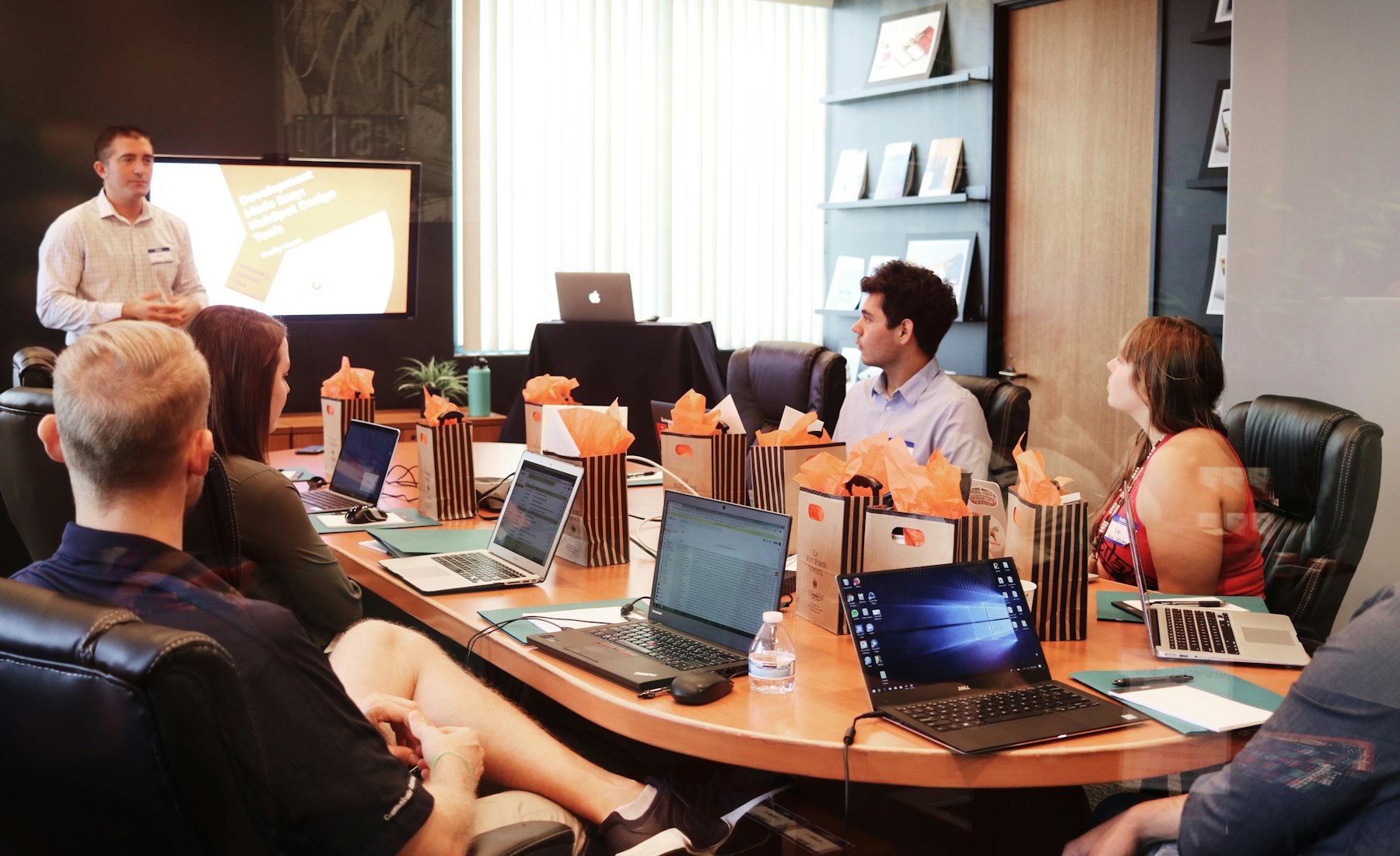 Đội ngũ marketing làm việc cùng nhau trên bàn họp — DigiTalk